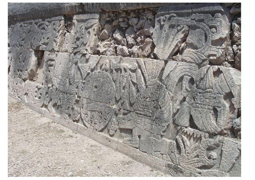 Foto Chichén Itzá Fries in der Stadionmauer