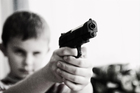 Fotos Kind mit Waffe