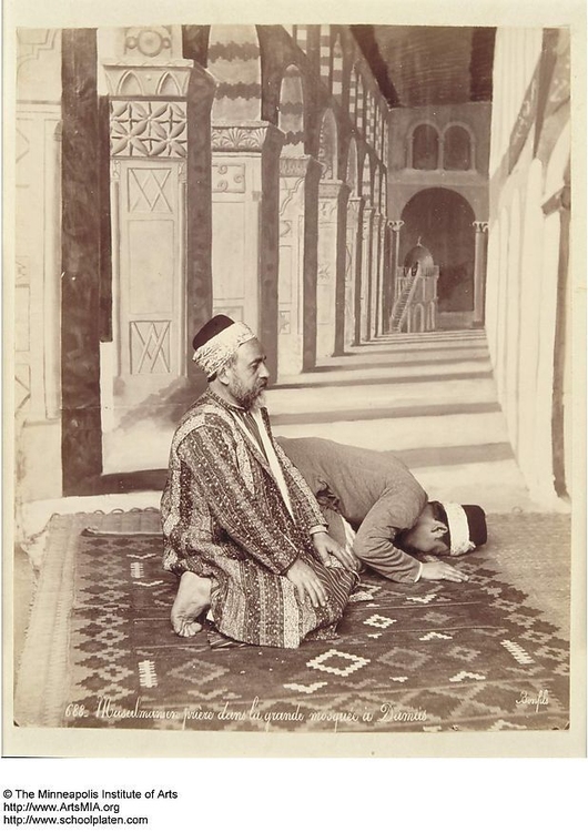 Foto Moslems in der Moschee von Dumas