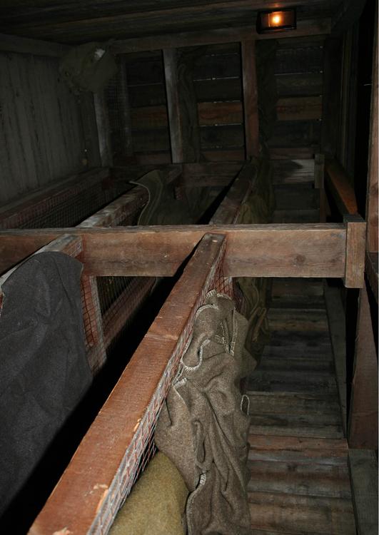 Schlafbaracken in unterirdischem Schutzbunker