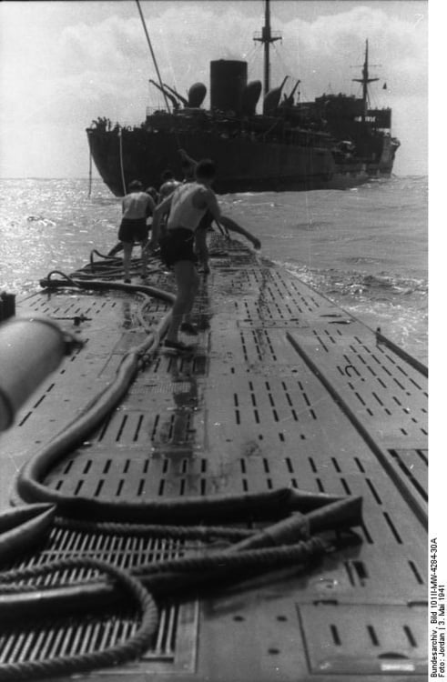 Foto U-Boot U107 mit Versorgungsschiff