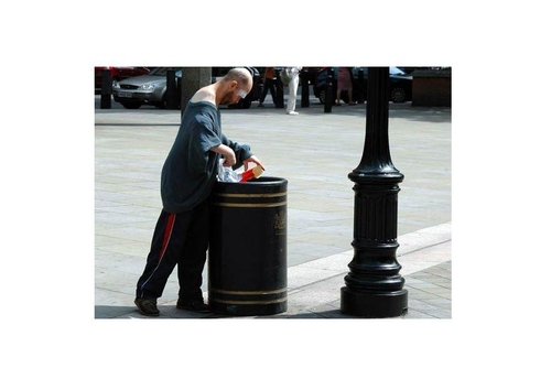 Mann auf der Suche nach Essen in London