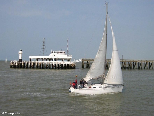 Pier und Segelboot