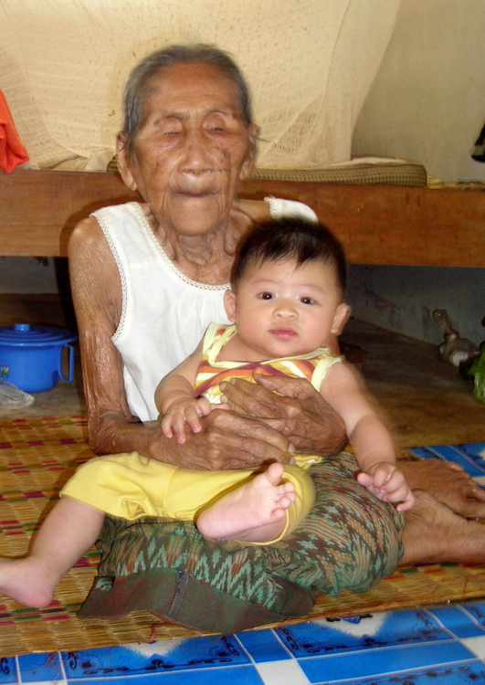 Foto alt und jung - alte Frau mit Baby