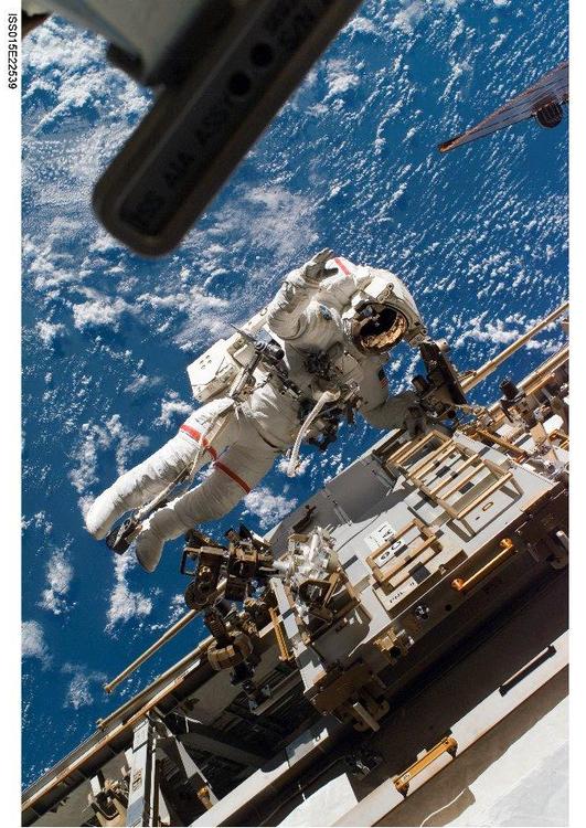 Astronaut an der Raumstation