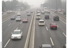 Autobahn mit Smog in Peking