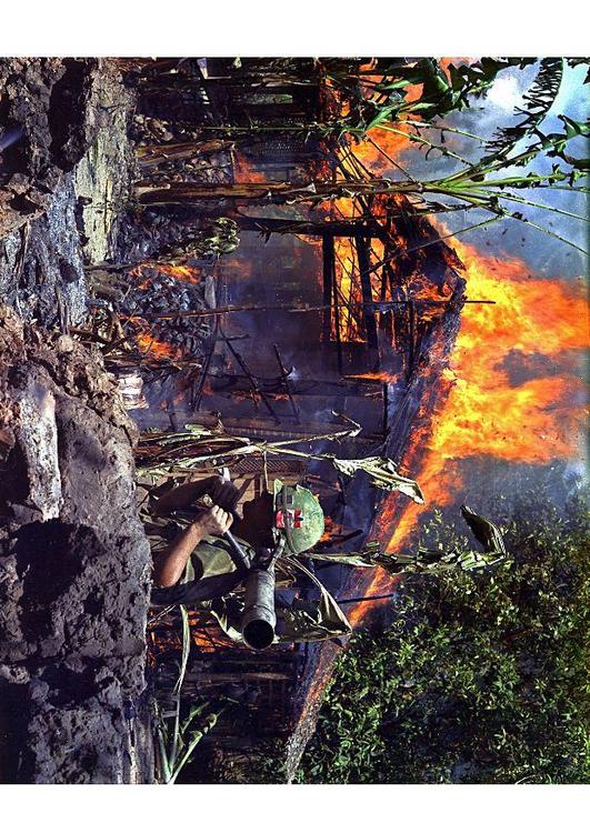 Brennend Vietcong Kamp