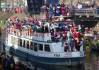 Fotos das Bott vom Sankt Nikolaus und den Knechten kommt an