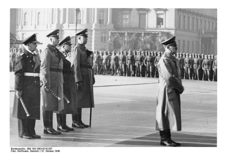 Foto Hitler bei einer Staatsfeierlichkeit