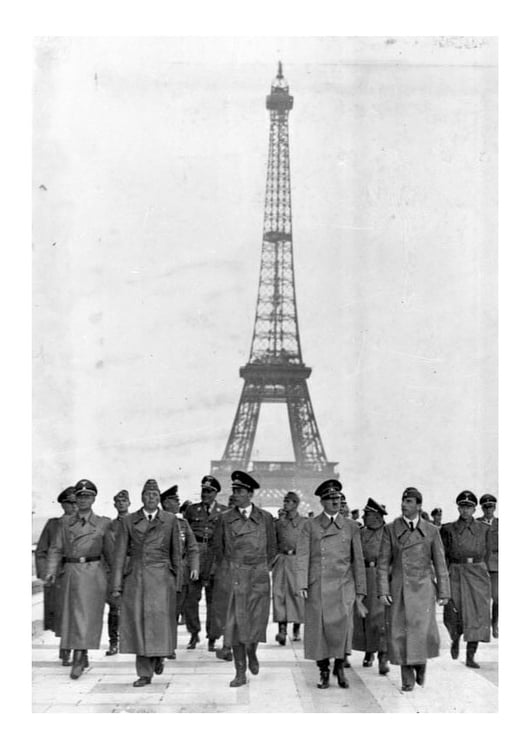 Foto Hitler unter dem Eiffelturm