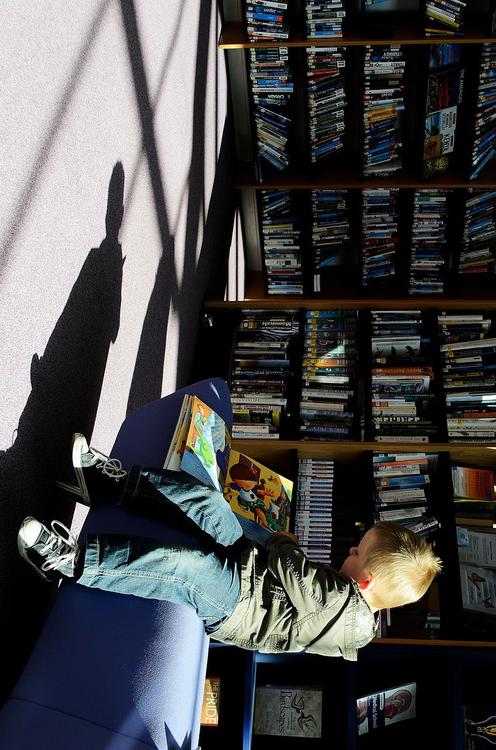 Kind in Bibliothek