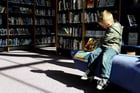 Kind in Bibliothek
