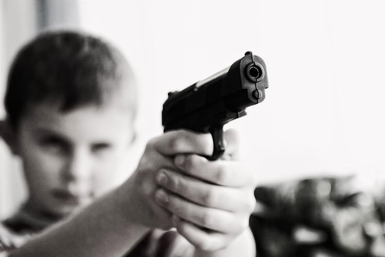 Foto Kind mit Waffe