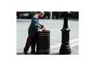 Mann auf der Suche nach Essen in London