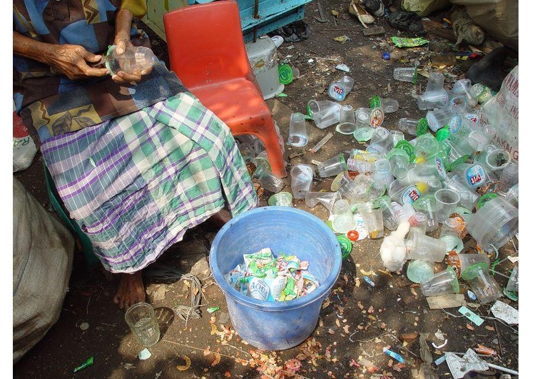 Foto Material sortieren, Elendsviertel in Jakarta