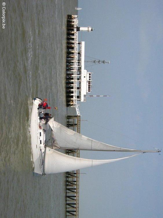 Pier und Segelboot