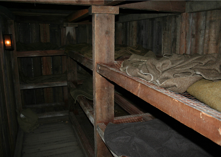 Foto Schlafbaracken in unterirdischem Schutzbunker