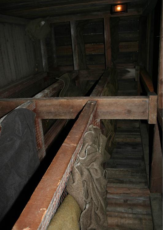 Schlafbaracken in unterirdischem Schutzbunker