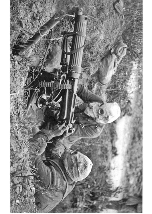 Soldaten mit Maschinengewehr und Gasmaske