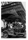 Foto Soldaten unter dem Eiffelturm