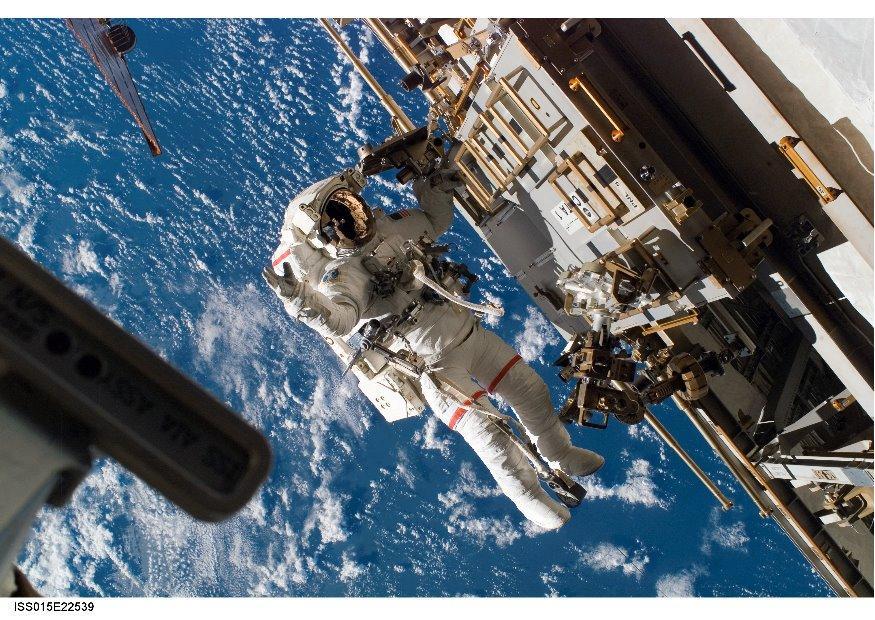 astronaut an der raumstation Foto astronaut an der raumstation