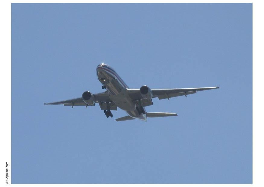 aufsteigendes flugzeug Foto aufsteigendes flugzeug