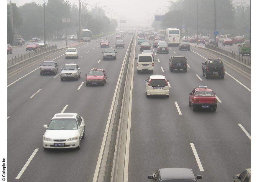 autobahn - smog in peking Foto autobahn - smog in peking