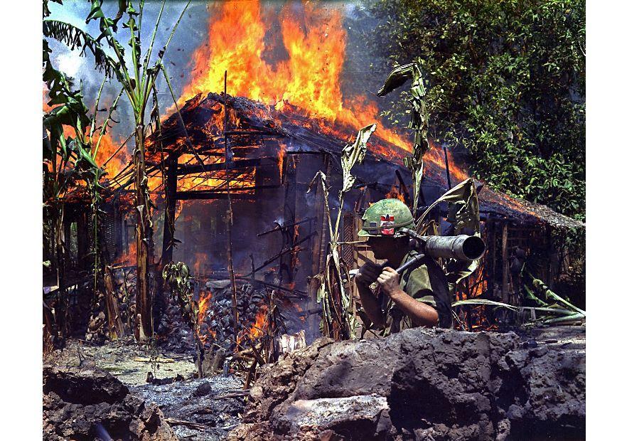 brennend vietcong kamp Foto brennend vietcong kamp