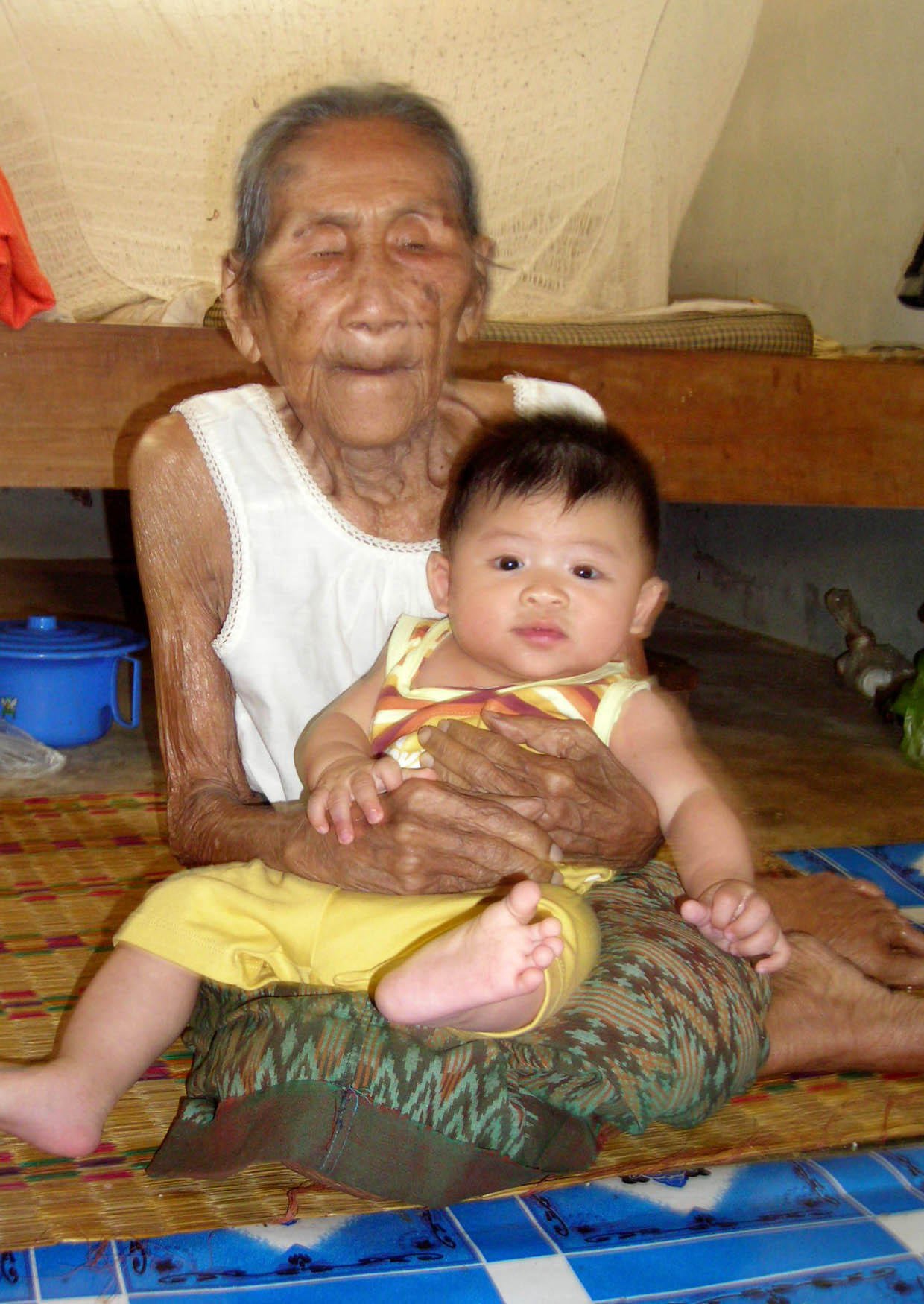 Foto alt und jung - alte frau mit baby