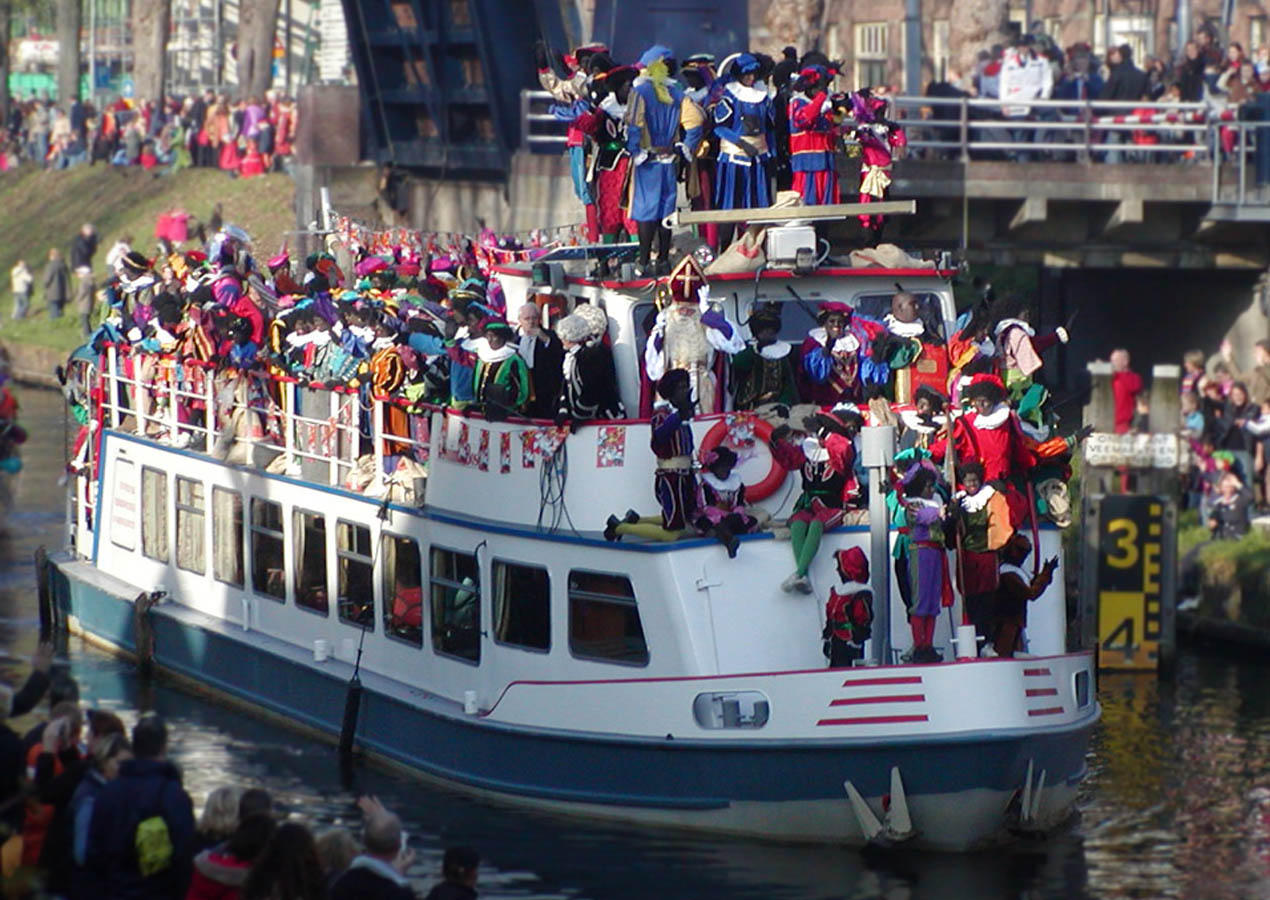 Foto das bott vom sankt nikolaus und den knechten kommt an