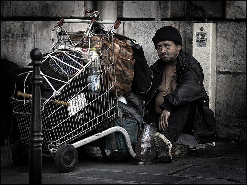 Foto obdachloser mann in paris