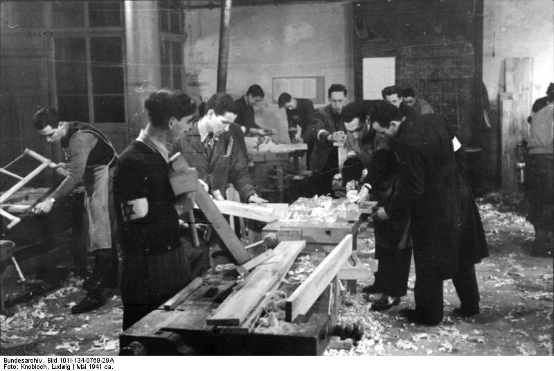 Foto polen - warschauer ghetto - holzarbeit