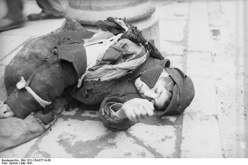 Foto polen - warschauer ghetto - kind in lumpen