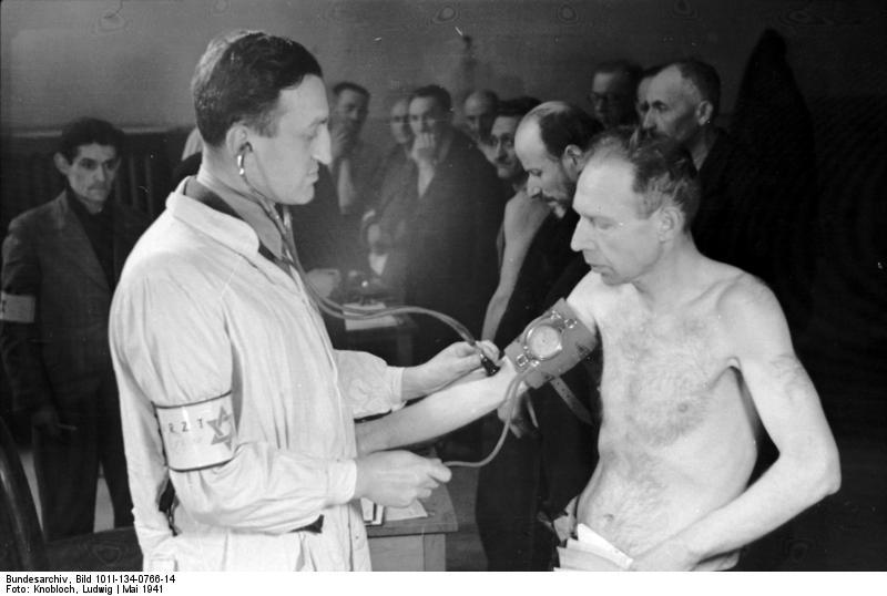 Foto polen - warschauer ghetto - mA¤nner werden untersucht