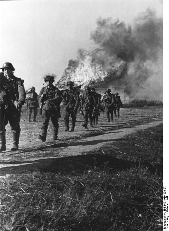 Foto russland - infantrie vor brennendem haus