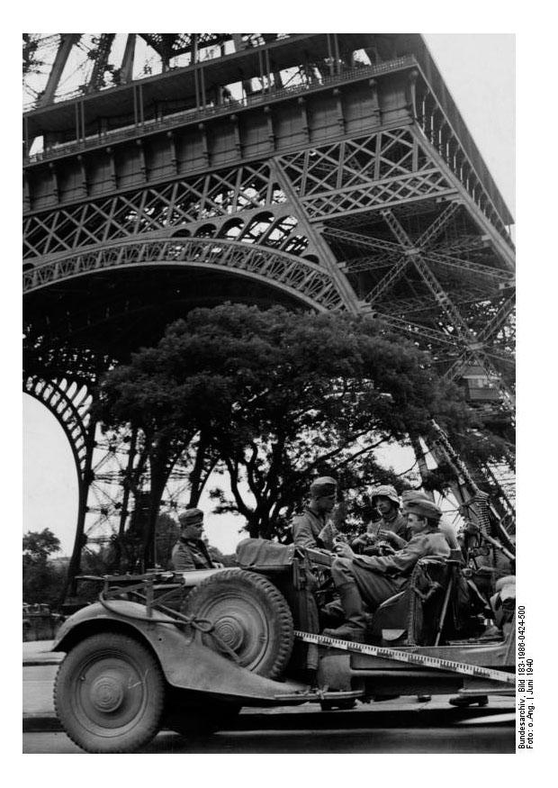 Foto soldaten unter dem eiffelturm