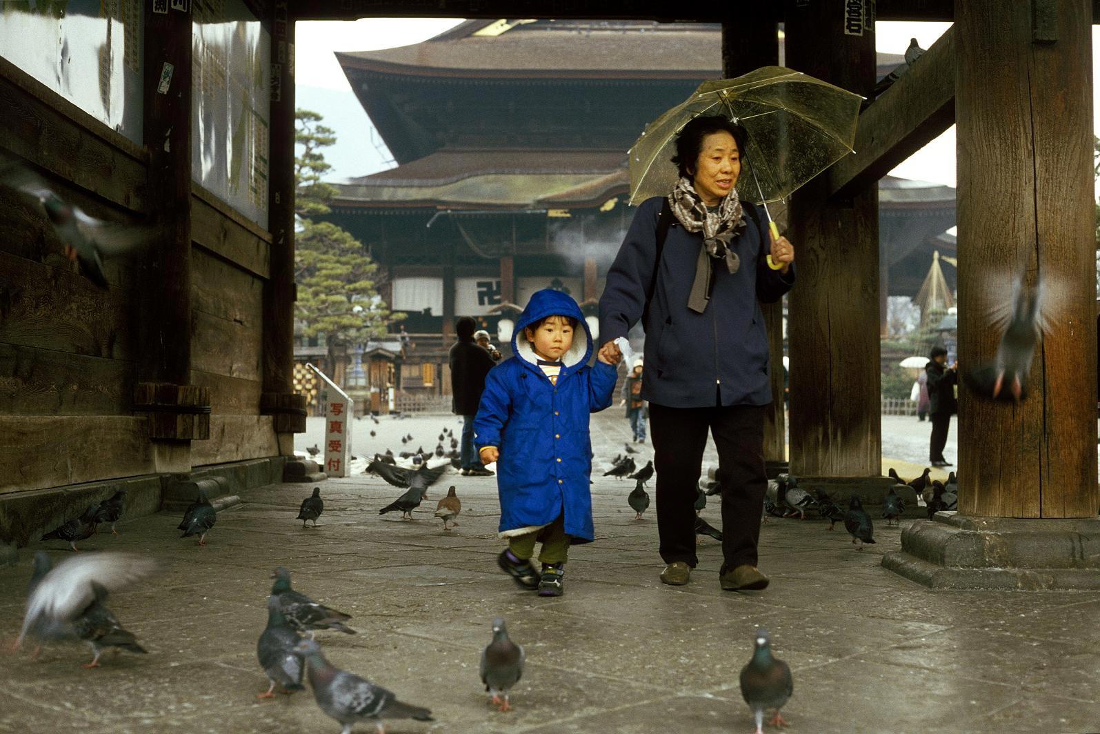 frau und mA¤dchen am tempel Foto frau und mA¤dchen am tempel