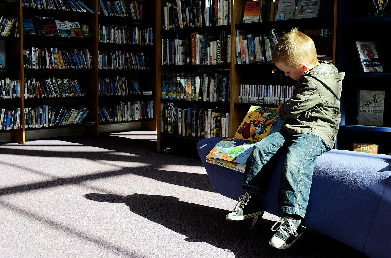 kind in bibliothek Foto kind in bibliothek