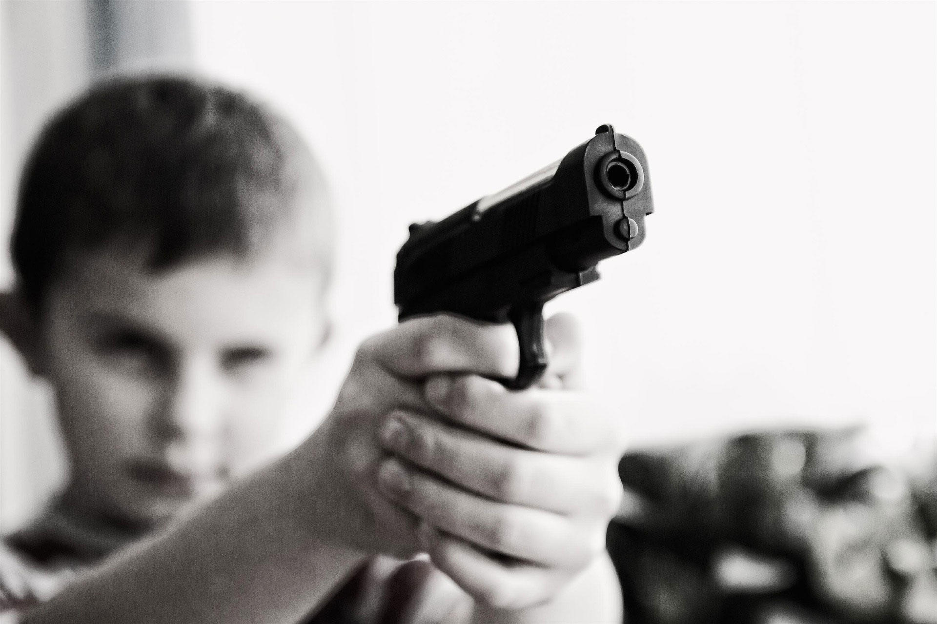 kind mit waffe Foto kind mit waffe