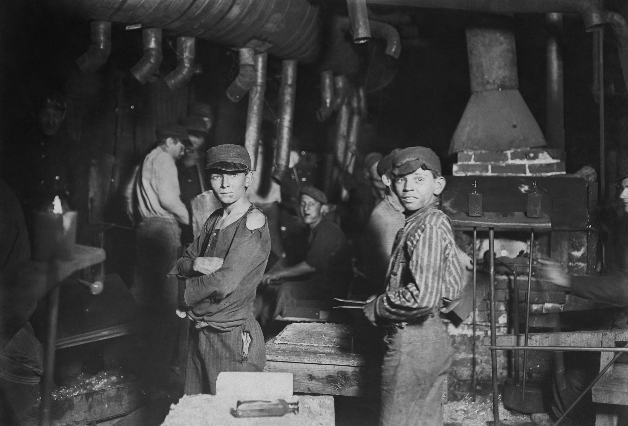 kinderarbeit - glasblA¤serei 1908 Foto kinderarbeit - glasblA¤serei 1908