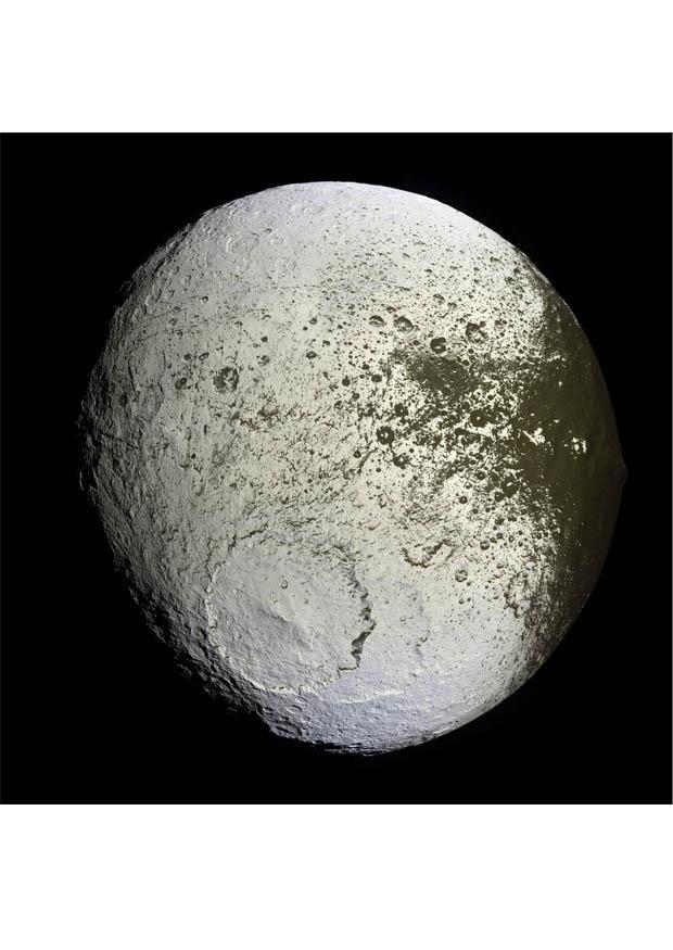 lapetus, mond von saturn Foto lapetus, mond von saturn