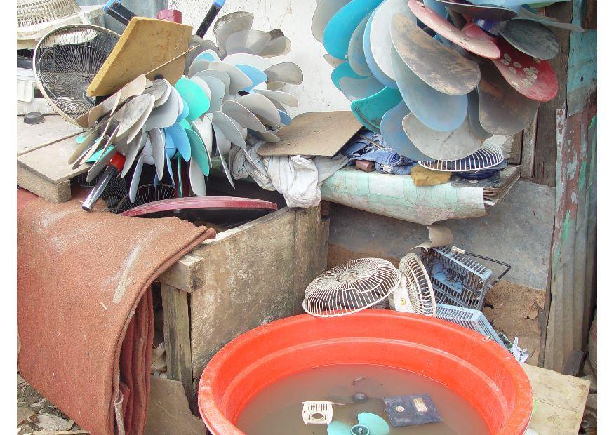 material sortieren, elendsviertel in jakarta Foto material sortieren, elendsviertel in jakarta