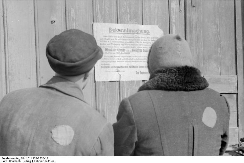 polen - zichenau - juden vor einer bekanntmachung Foto polen - zichenau - juden vor einer bekanntmachung