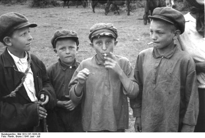 russland - rauchende kinder Foto russland - rauchende kinder