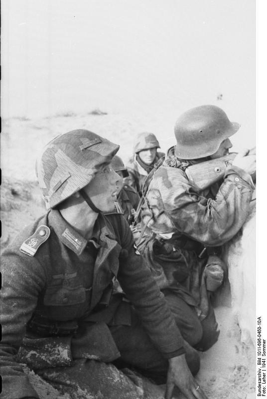 russland - soldaten im laufgraben Foto russland - soldaten im laufgraben