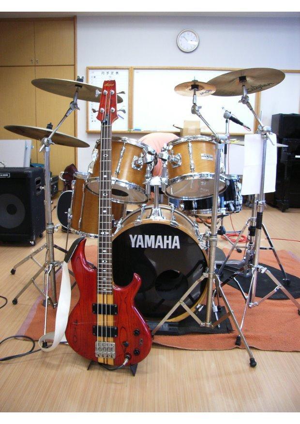 schlagzeug und basgitarre Foto schlagzeug und basgitarre