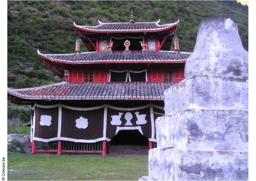 tempel im dorf Foto tempel im dorf