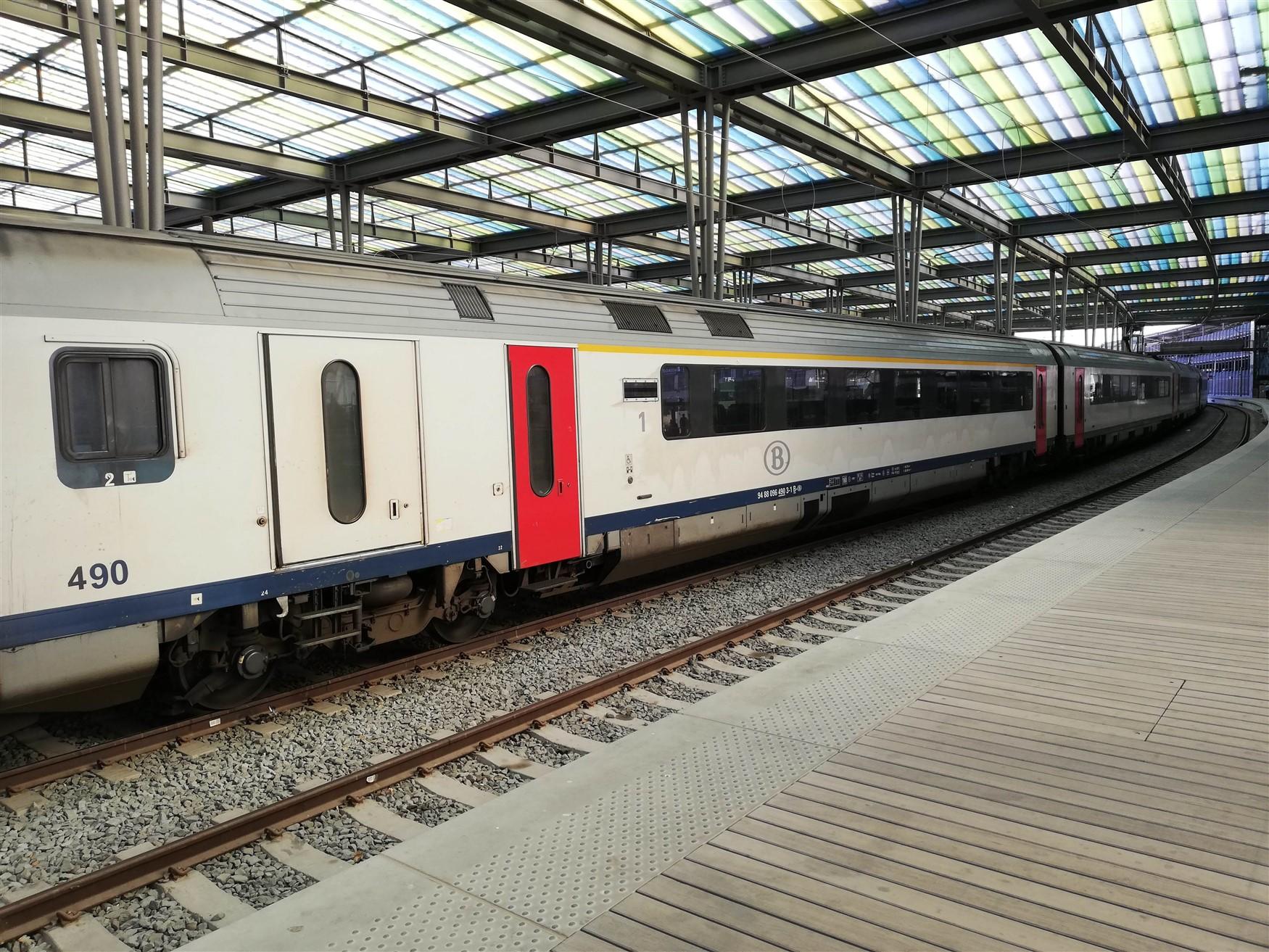 zug im bahnhof Foto zug im bahnhof